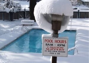 zwembad in de sneeuw
