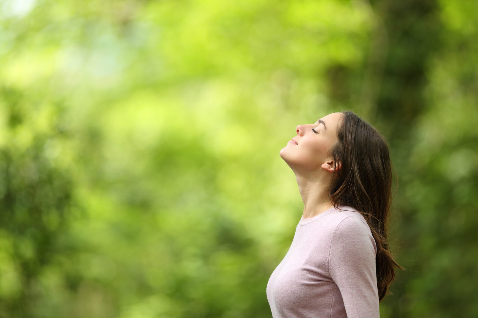 Relaxed woman breathing fresh air in a green forest ventilatie